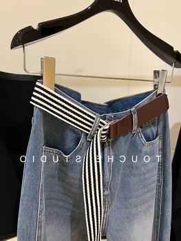 Rekomenduojame mados siūlės pusėje kontrasto spalvų kratinys pločio kojų džinsus su akcentu moterų dizaino kriaušės formos kelnės